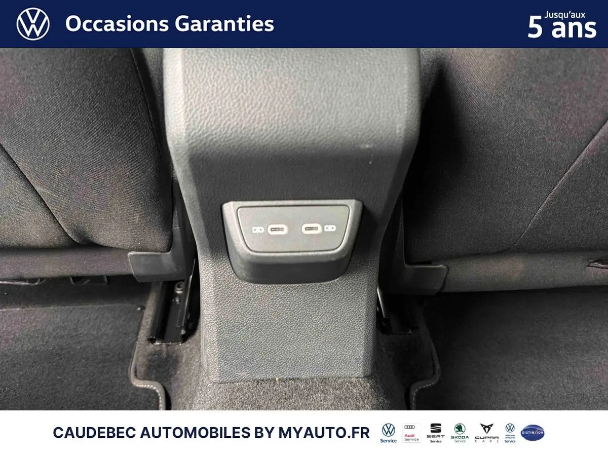 Vue rapprochée de la console centrale arrière avec deux ports USB-C sur le Volkswagen Polo blanc de 2025.