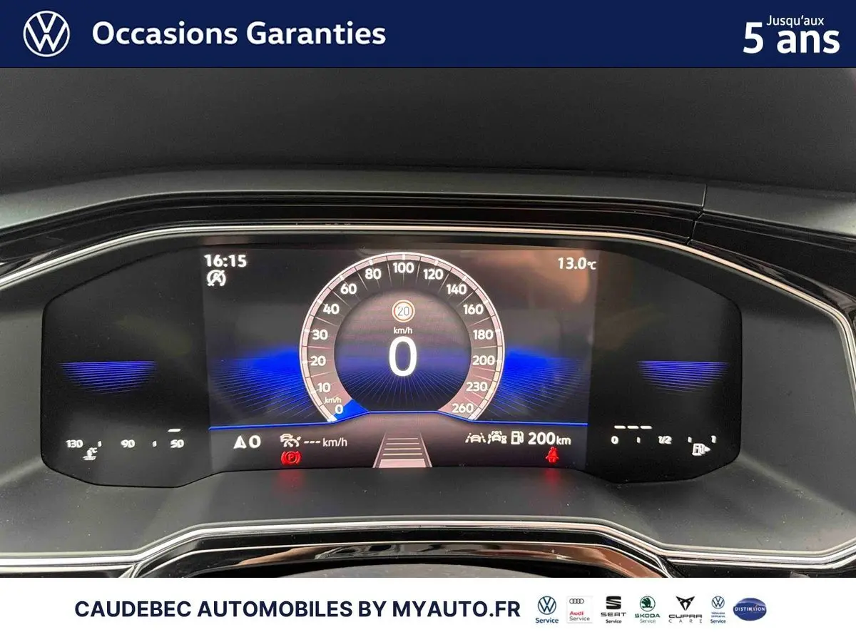 Tableau de bord digital de Volkswagen Polo blanche 2025, affichage vitesse et température à 16h15.