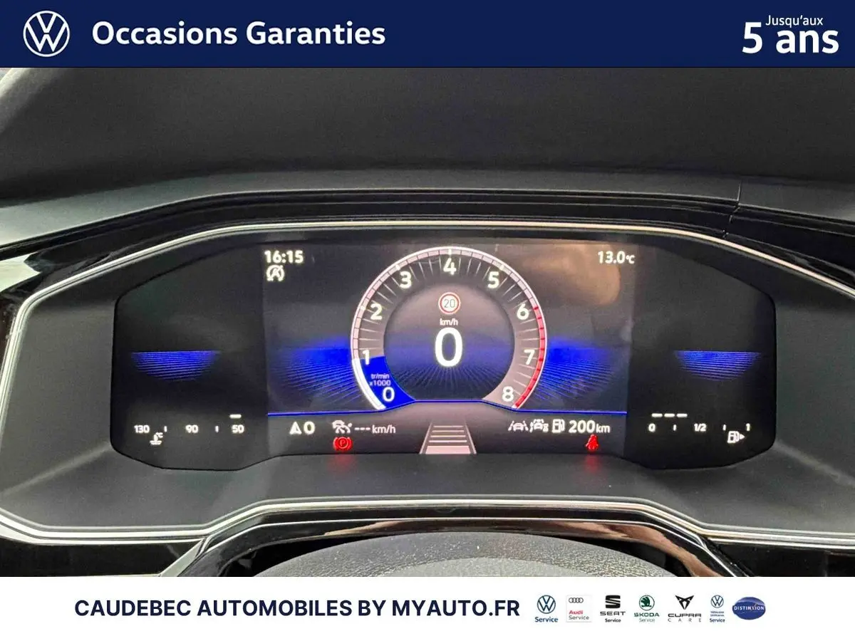 Vue rapprochée du combiné d'instruments digital de la Volkswagen Polo blanche, affichant la vitesse et diverses informations.