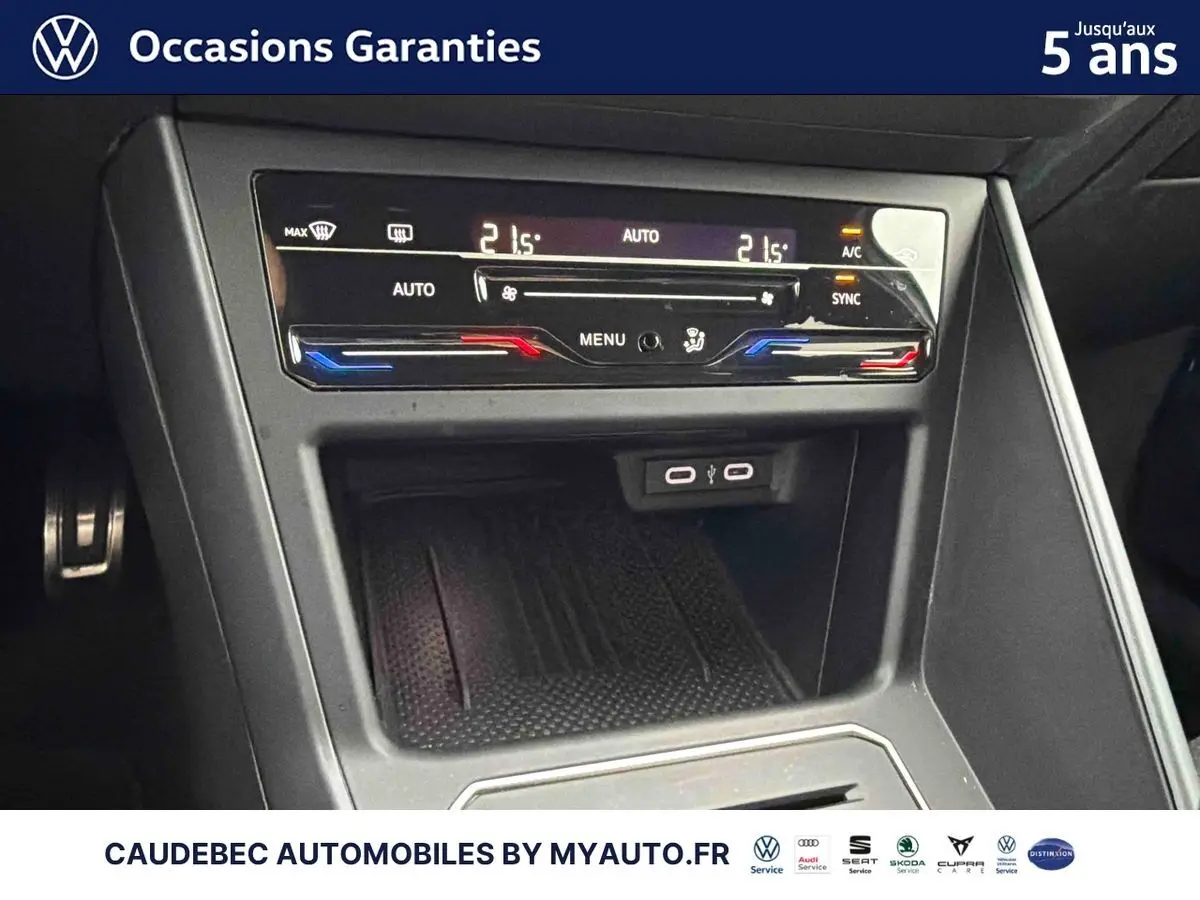 Vue rapprochée de la console centrale de la Volkswagen Polo blanche, montrant la climatisation automatique tactile et ports USB-C.