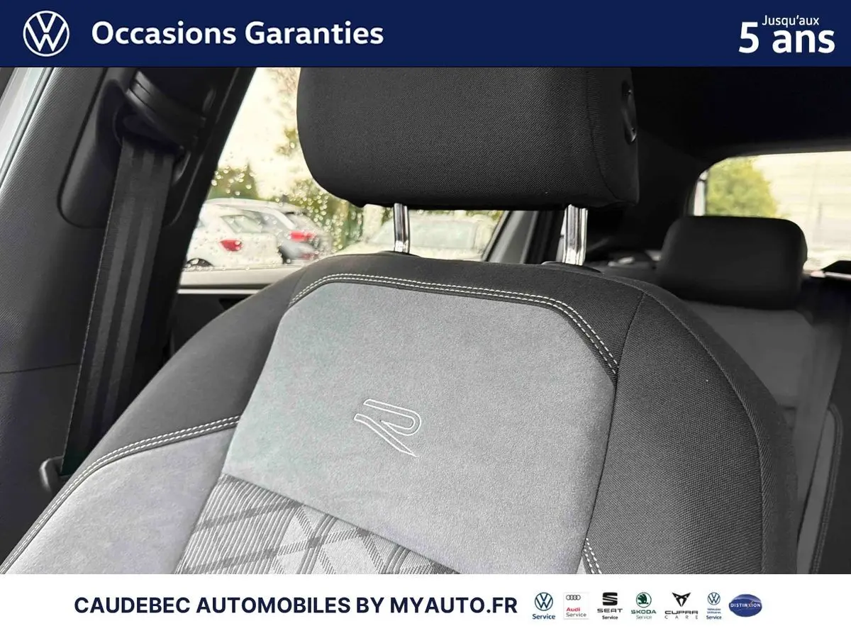 Gros plan sur le siège avant gris avec logo R brodé, intérieur de la Volkswagen Polo blanche 2025.
