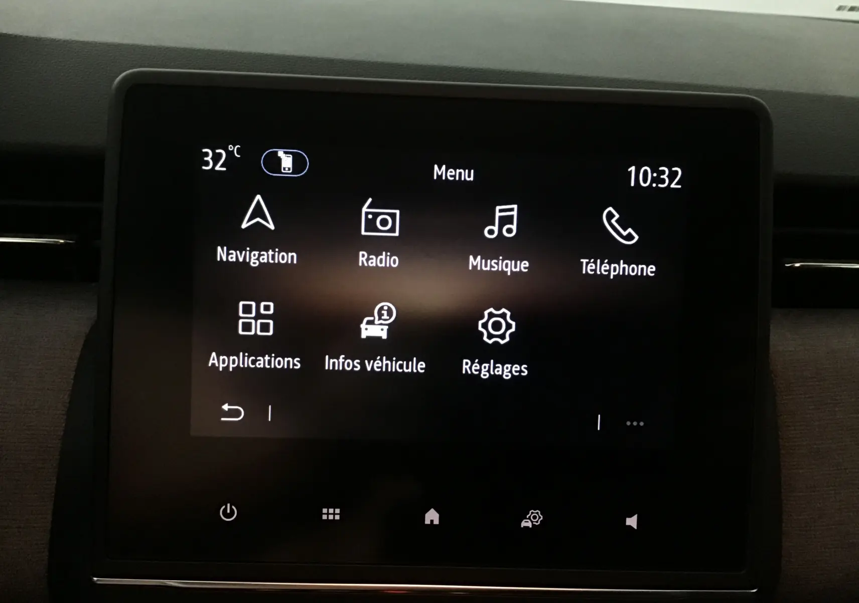 Écran tactile central de la Renault Clio V 2025 affichant le menu principal avec navigation, radio et téléphone.