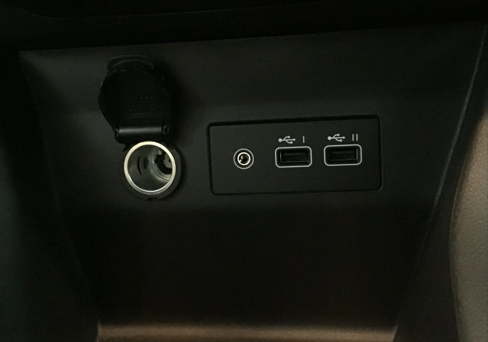 Prise allume-cigare et deux ports USB intégrés dans la console centrale d'une Renault Clio V gris Rafale.