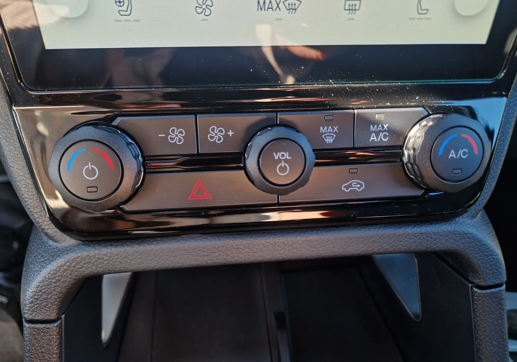 Gros plan sur les commandes de climatisation et volume du Ford Ranger Super Cabine gris Iconic, tableau de bord moderne.