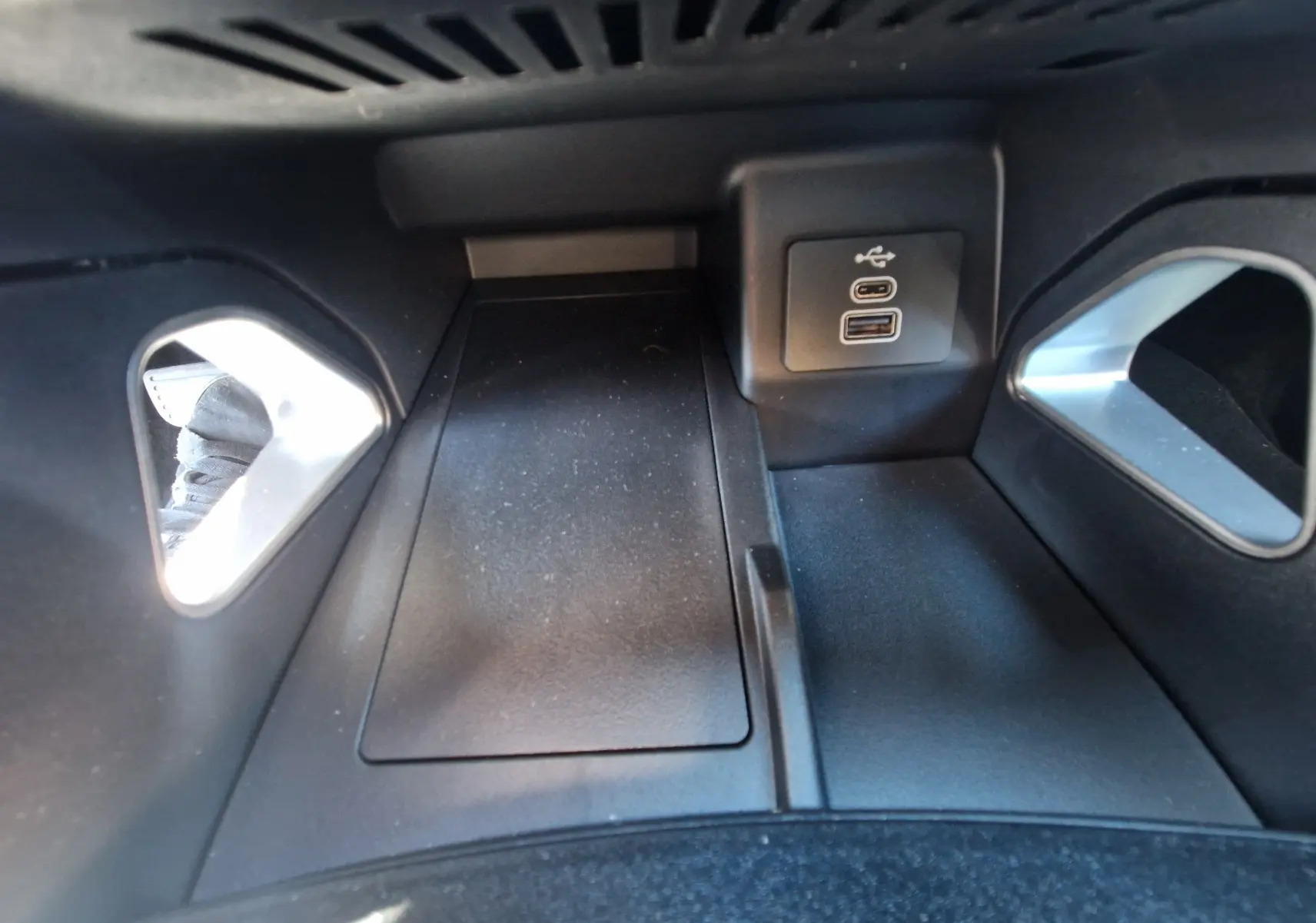Détail de la console centrale noire du Ford Ranger Super Cabine Wildtrak 2026 avec ports USB visibles.