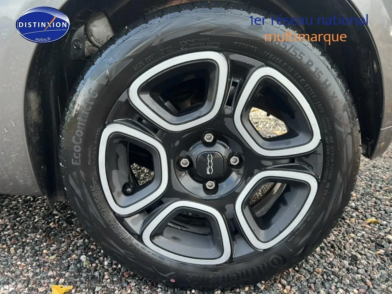 Gros plan sur la roue avant droite d'une Fiat 500 gris clair, montrant le pneu EcoContact et l'aile avant.