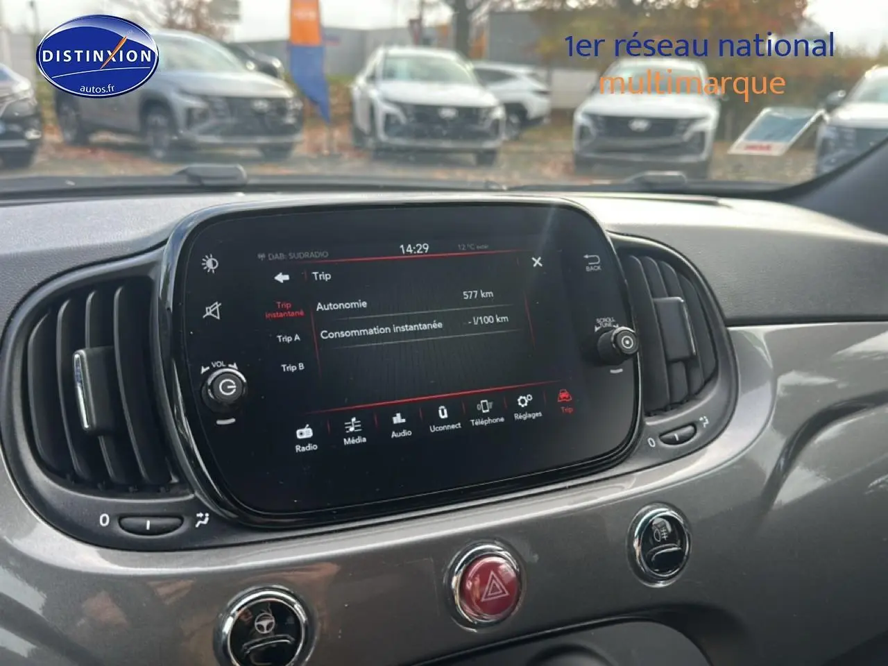 Tableau de bord gris de la FIAT 500 1.0 70 bsg cult 2022 avec écran tactile central affichant l'autonomie.