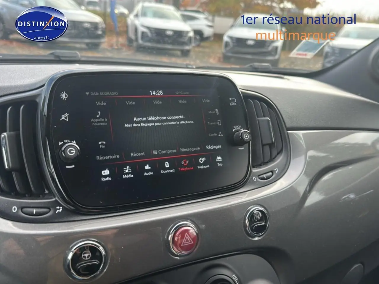 Tableau de bord gris de Fiat 500 1.0 70 bsg cult 2022 avec écran tactile et commandes centrales visibles de face.