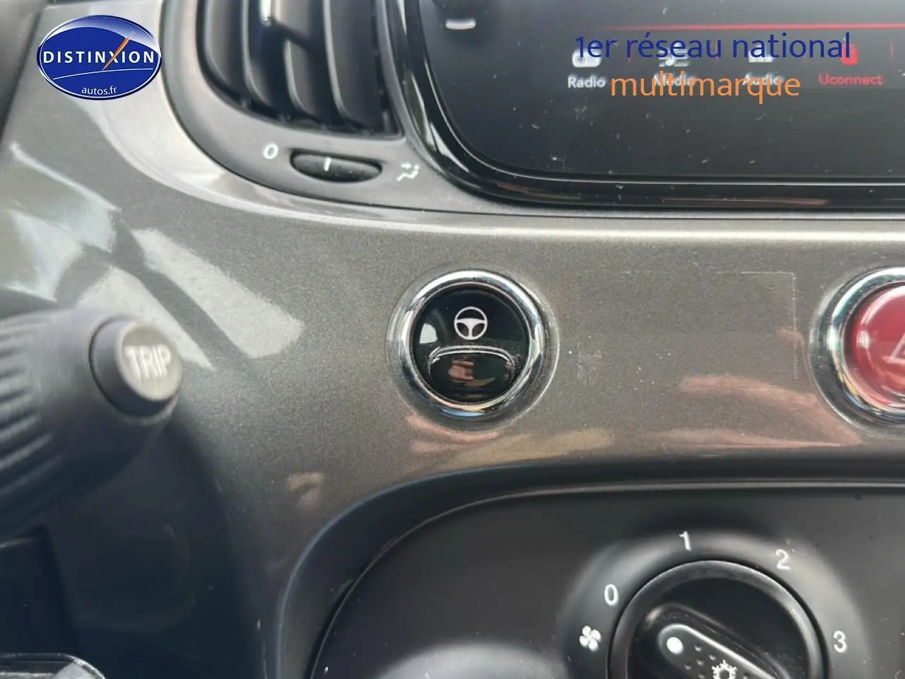 Détail du tableau de bord gris métallisé de la Fiat 500 1.0 70 bsg cult avec bouton multifonction volant visible.