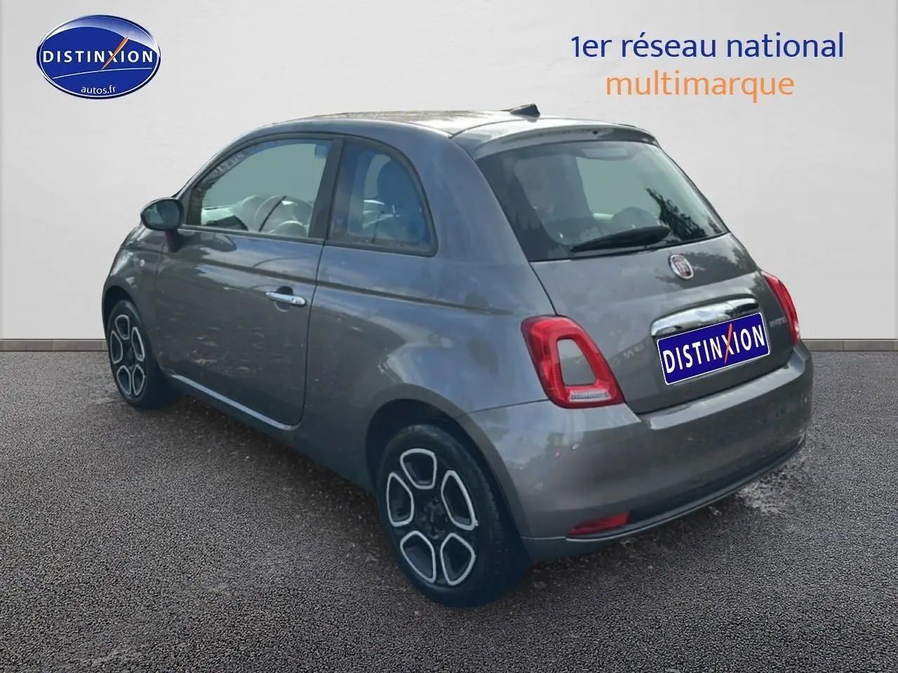 Fiat 500 gris vue 3/4 arrière droit, soulignant ses feux arrière et ses jantes au design moderne.