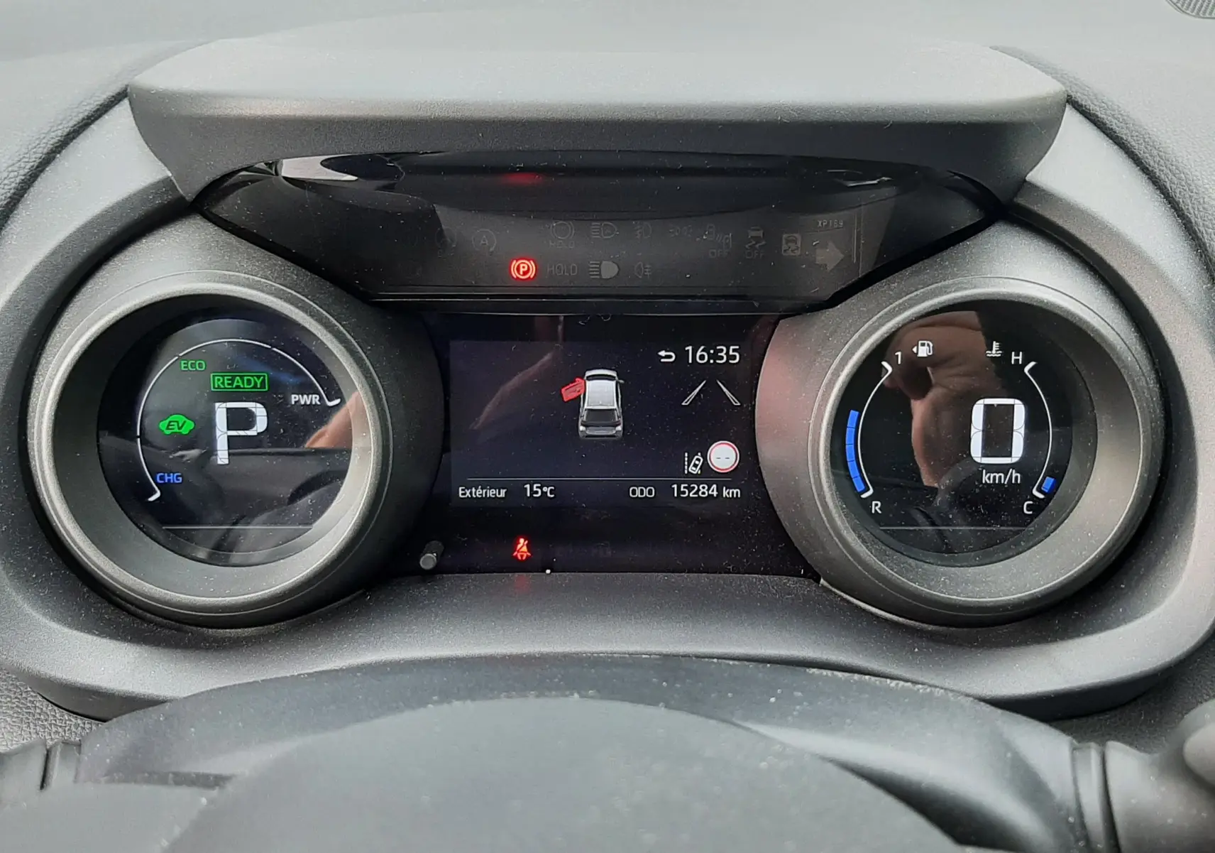 Vue rapprochée du tableau de bord numérique de la Toyota Yaris hybride 2023, affichant la vitesse et l'état du véhicule.