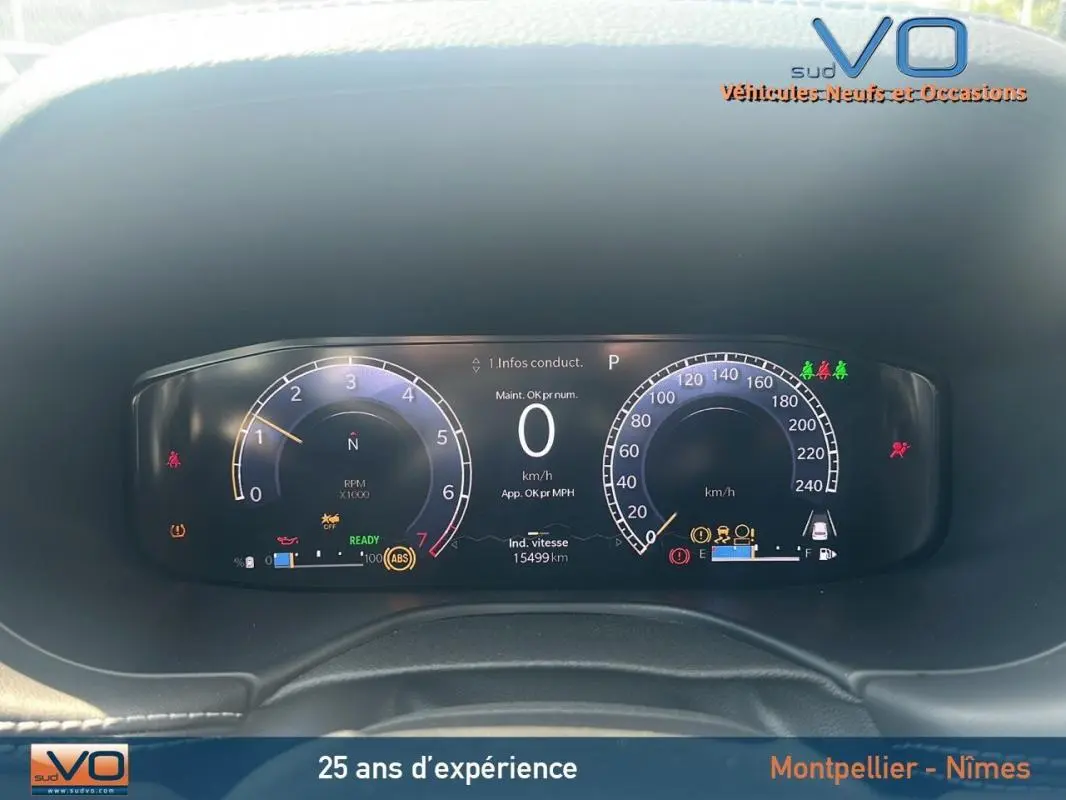 Tableau de bord numérique du Jeep Compass 2024 montrant compte-tours et vitesse, avec affichage des voyants allumés.