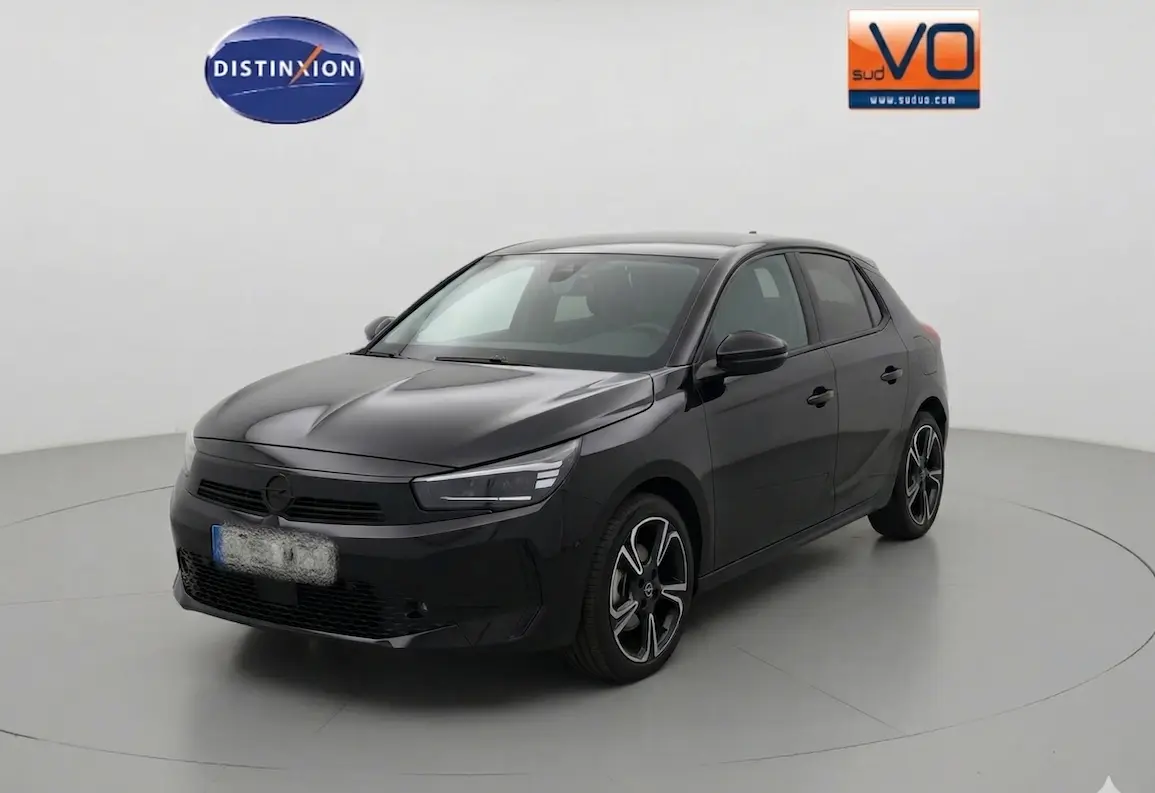 Opel Corsa 2025 noire vue 3/4 avant droit, avec jantes alliage 16 pouces et calandre épurée.
