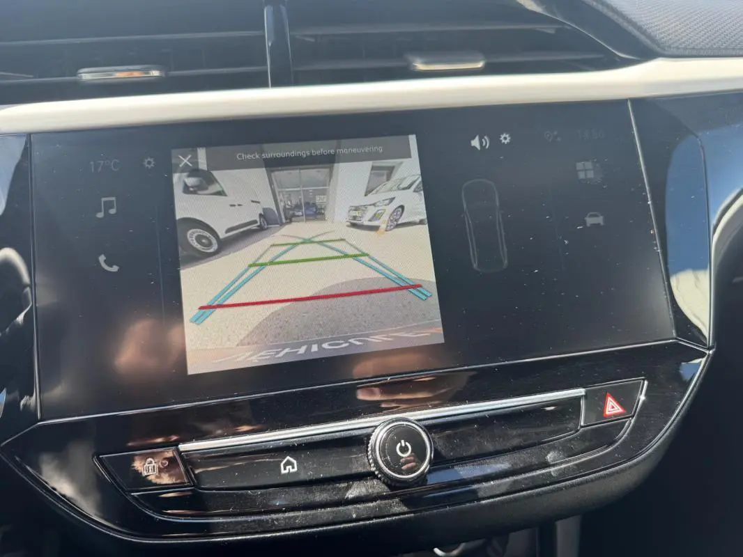 Écran central de la console d’une Opel Corsa 2025 noir montrant la caméra de recul avec guidage coloré.