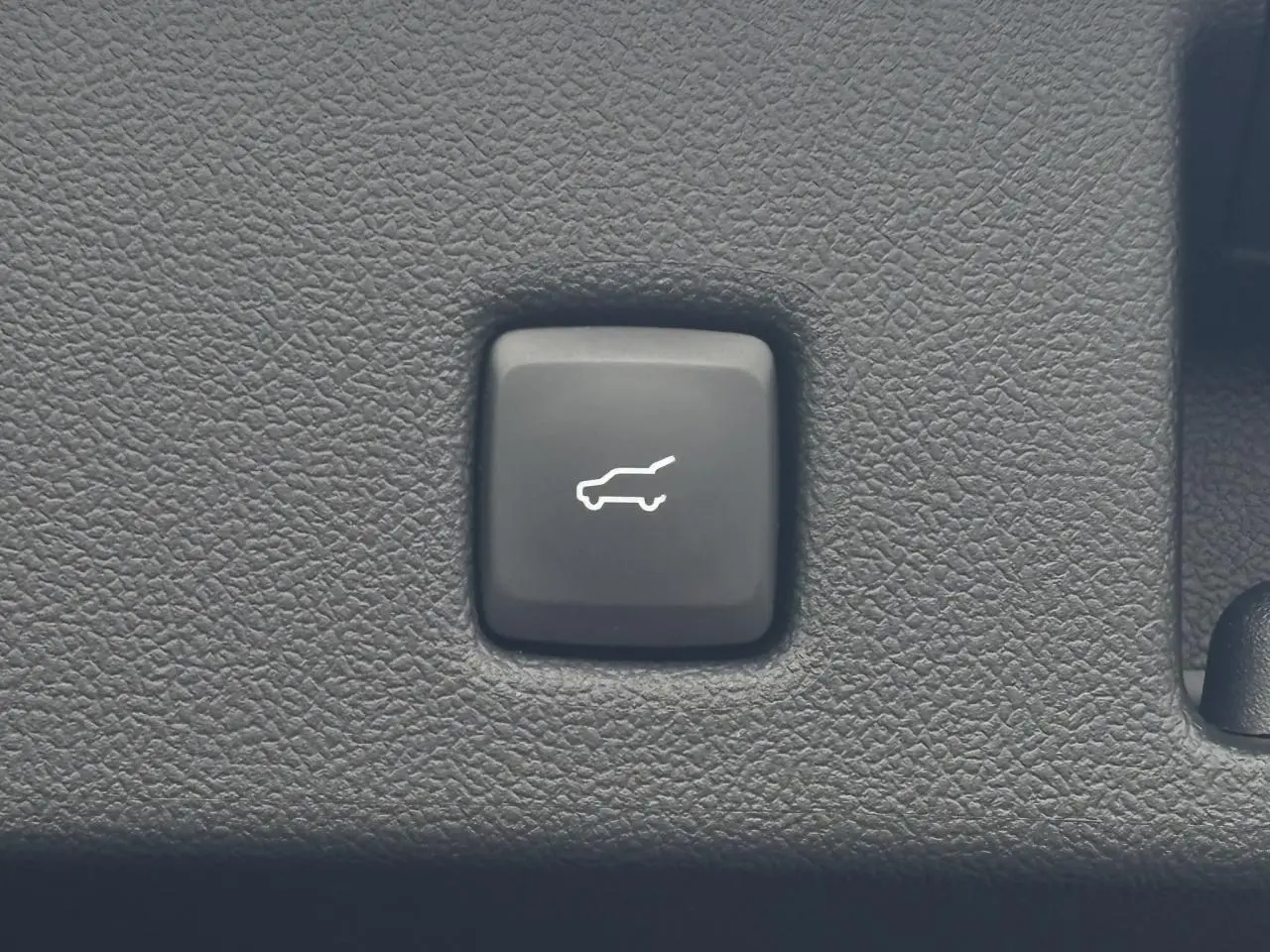 Bouton noir d'ouverture électrique du hayon sur tableau de bord du Ford Kuga 2.0 EcoBlue 120 BVA ST-Line X.