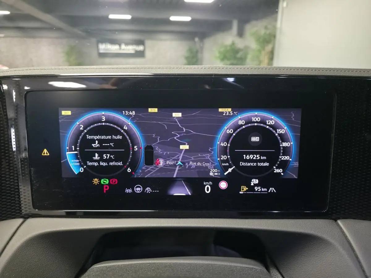 Tableau de bord numérique du Volkswagen Tiguan 2025 affichant la carte, compteurs et informations de conduite.