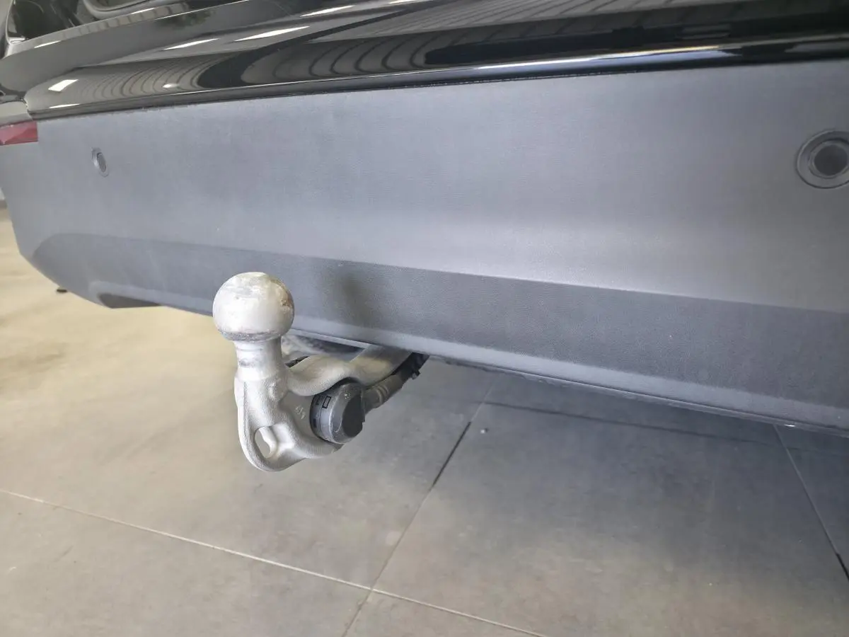 Gros plan sur le crochet d'attelage escamotable arrière du Volkswagen Tiguan noir, version 2025 Life Plus édition GOAL.