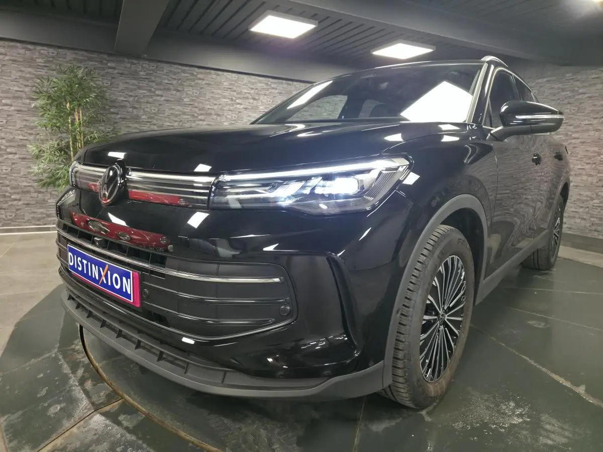 Volkswagen Tiguan noir 3/4 avant droit avec phares LED allumés et jantes alliage 18 pouces Napoli.