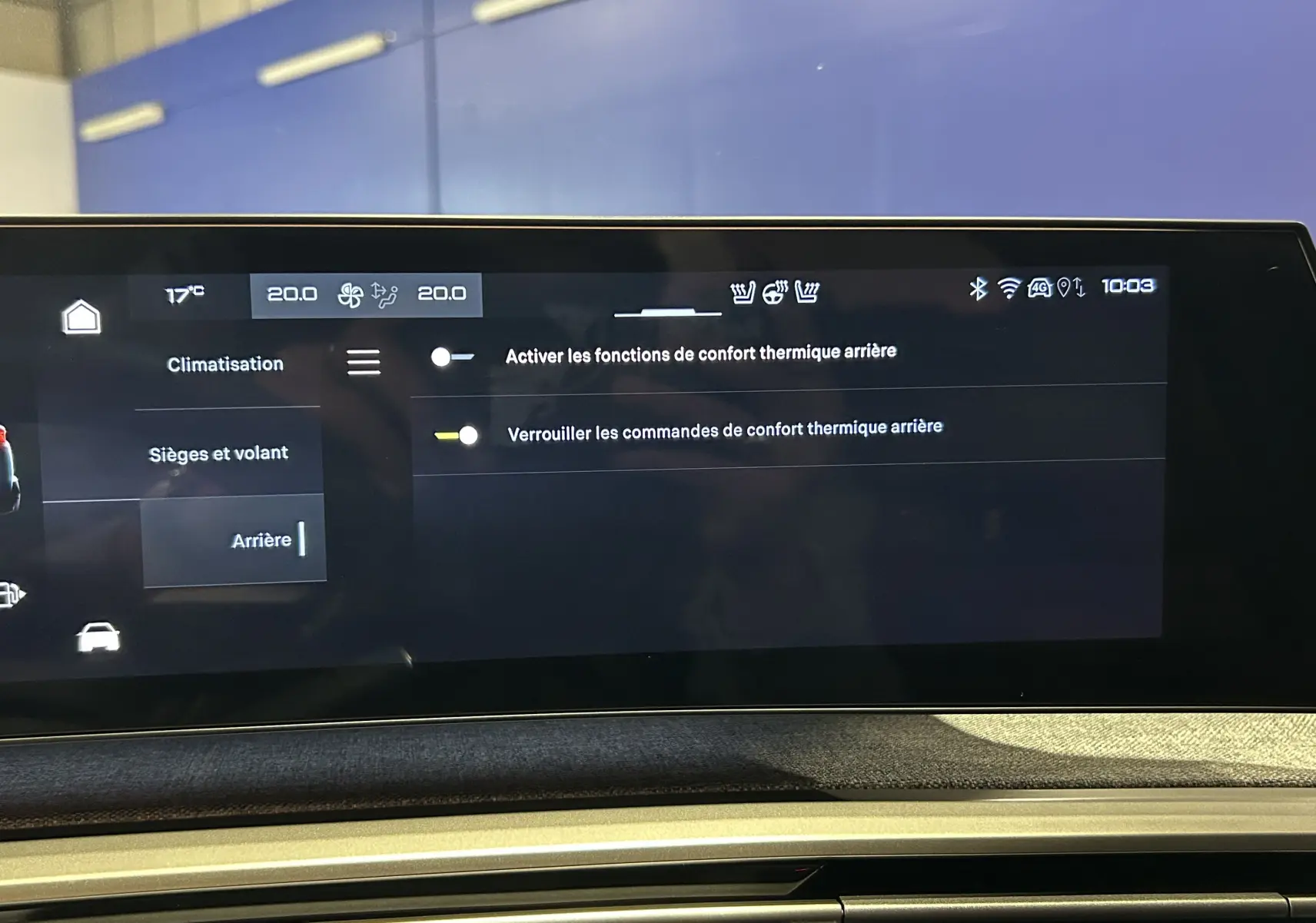 Écran tactile intérieur du Peugeot 5008 Hybrid 2025 affichant les réglages de confort thermique arrière.