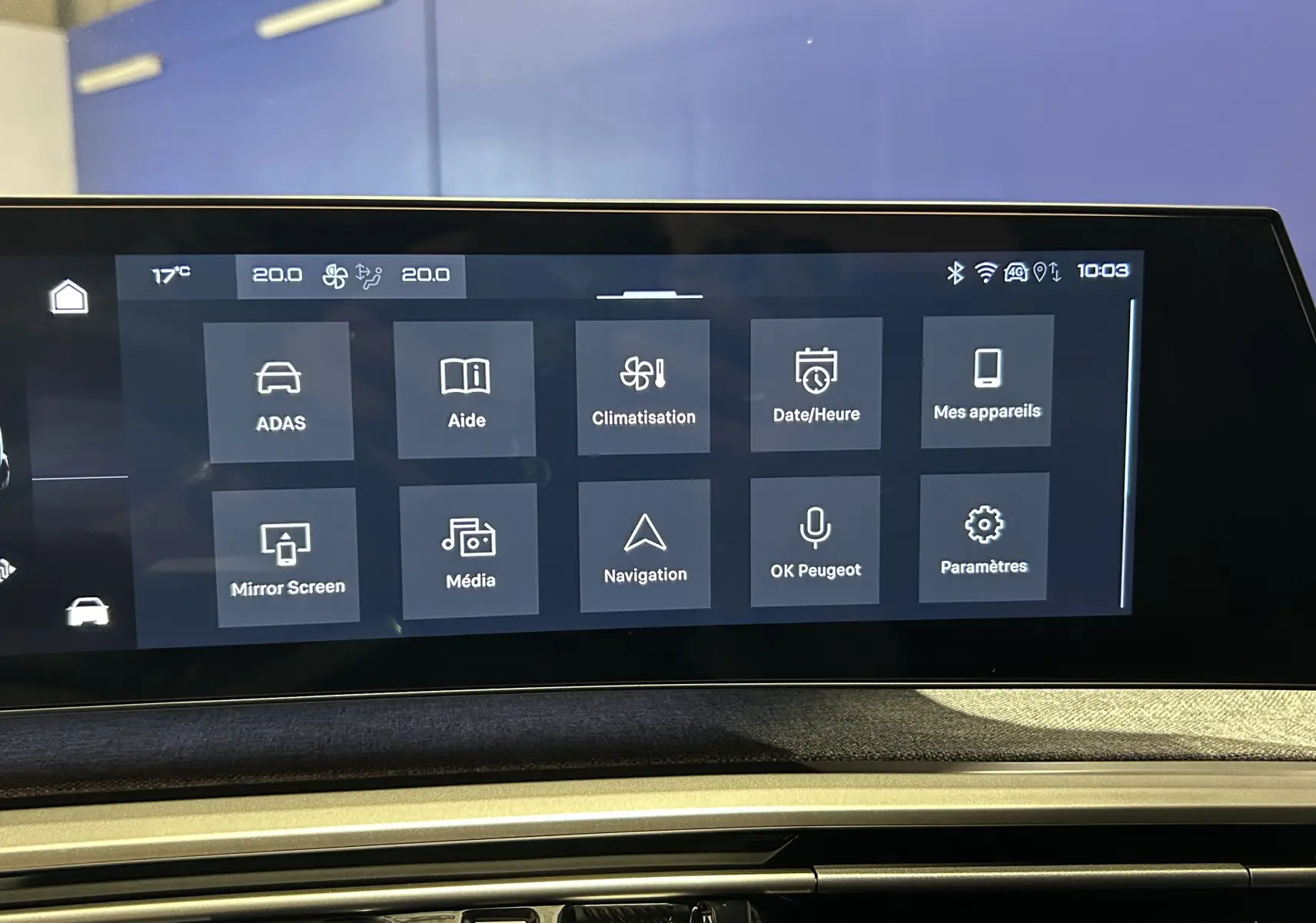 Écran tactile central du tableau de bord du Peugeot 5008 Hybrid blanc, affichant les options de climatisation et navigation.