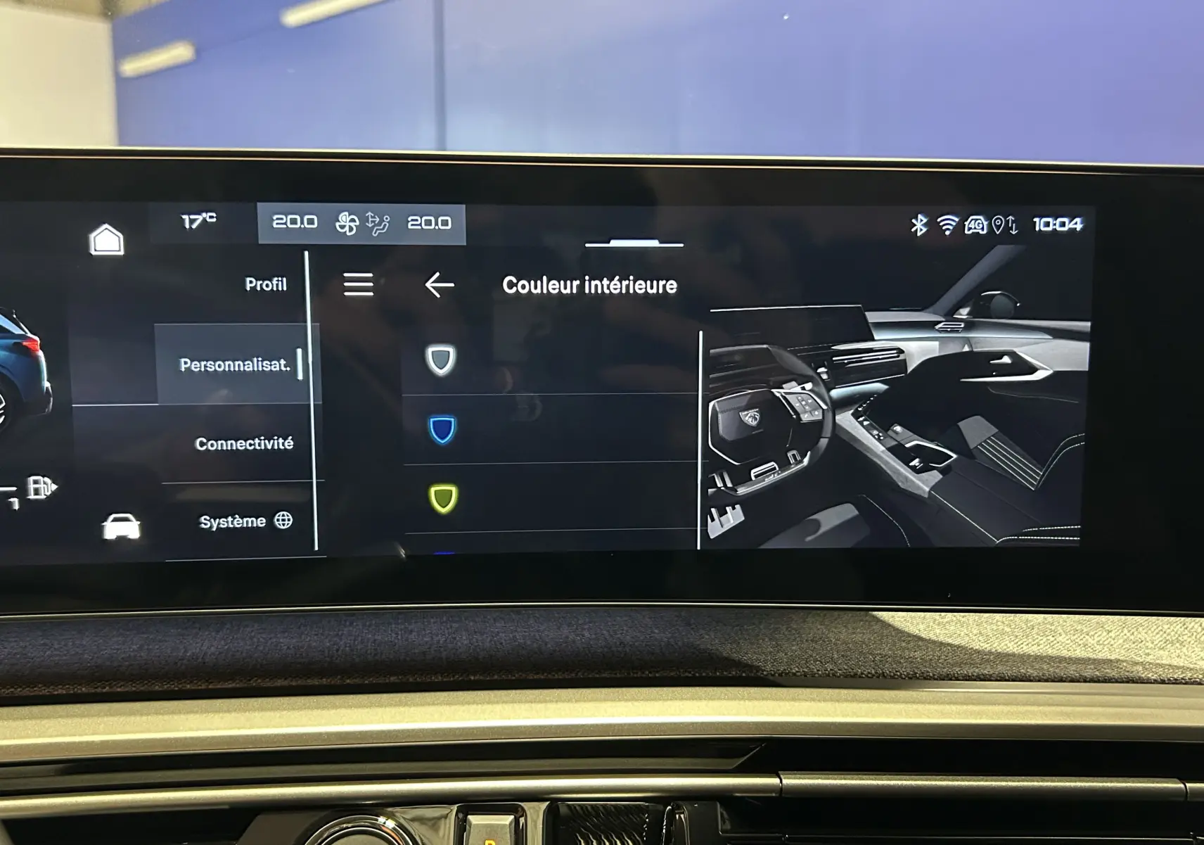 Écran tactile intérieur du Peugeot 5008 Hybrid 2025 montrant les options de couleur avec vue partielle du tableau de bord.