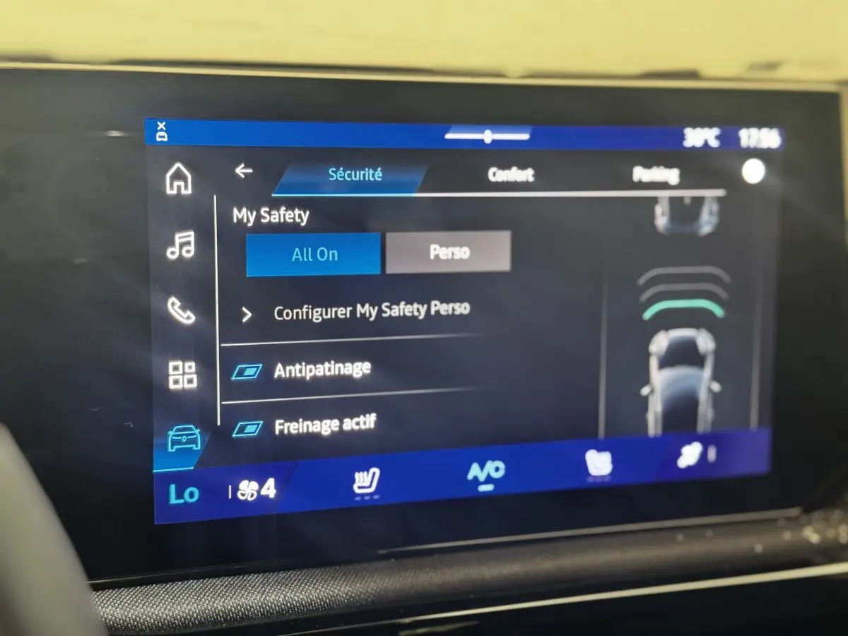 Écran tactile intérieur de la Renault Clio gris clair affichant les options de sécurité My Safety en mode actif.