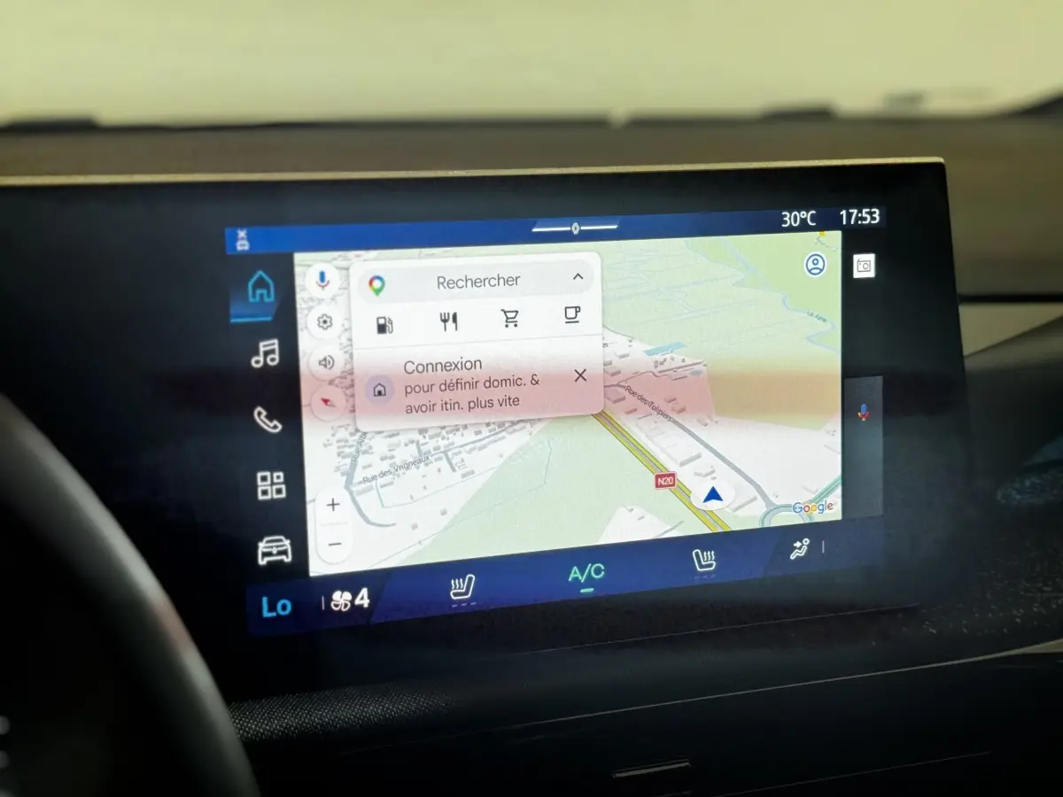 Écran tactile central de navigation 10,10 pouces dans Renault Clio Techno gris clair, vue intérieure frontale.