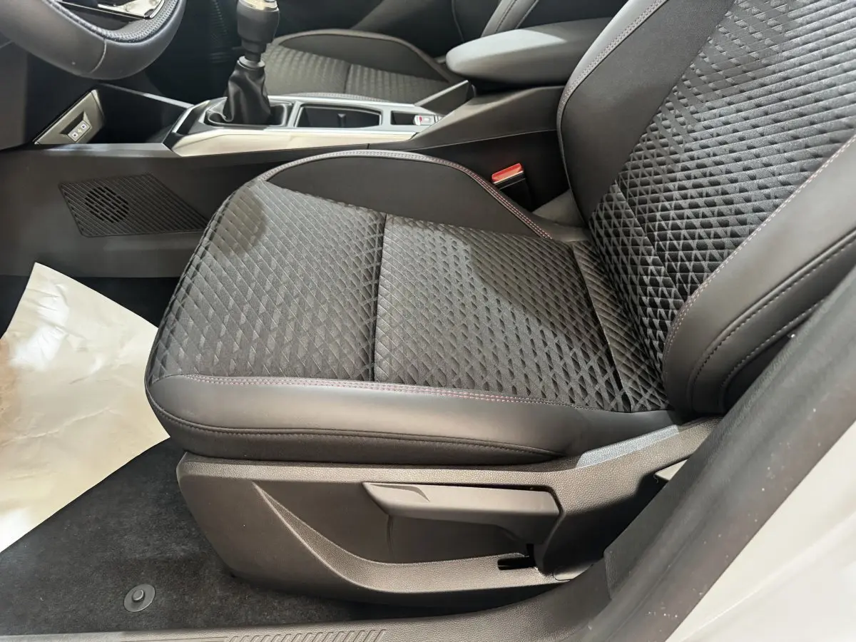 Gros plan sur le siège avant droit noir à motifs géométriques de la Renault Clio Techno TCe 115 essence 2026.