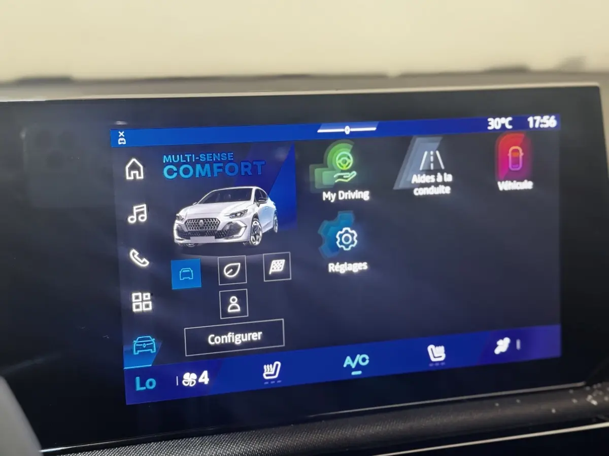 Écran tactile central de la Renault Clio gris clair 2026 affichant le mode Multi-Sense Comfort en intérieur.