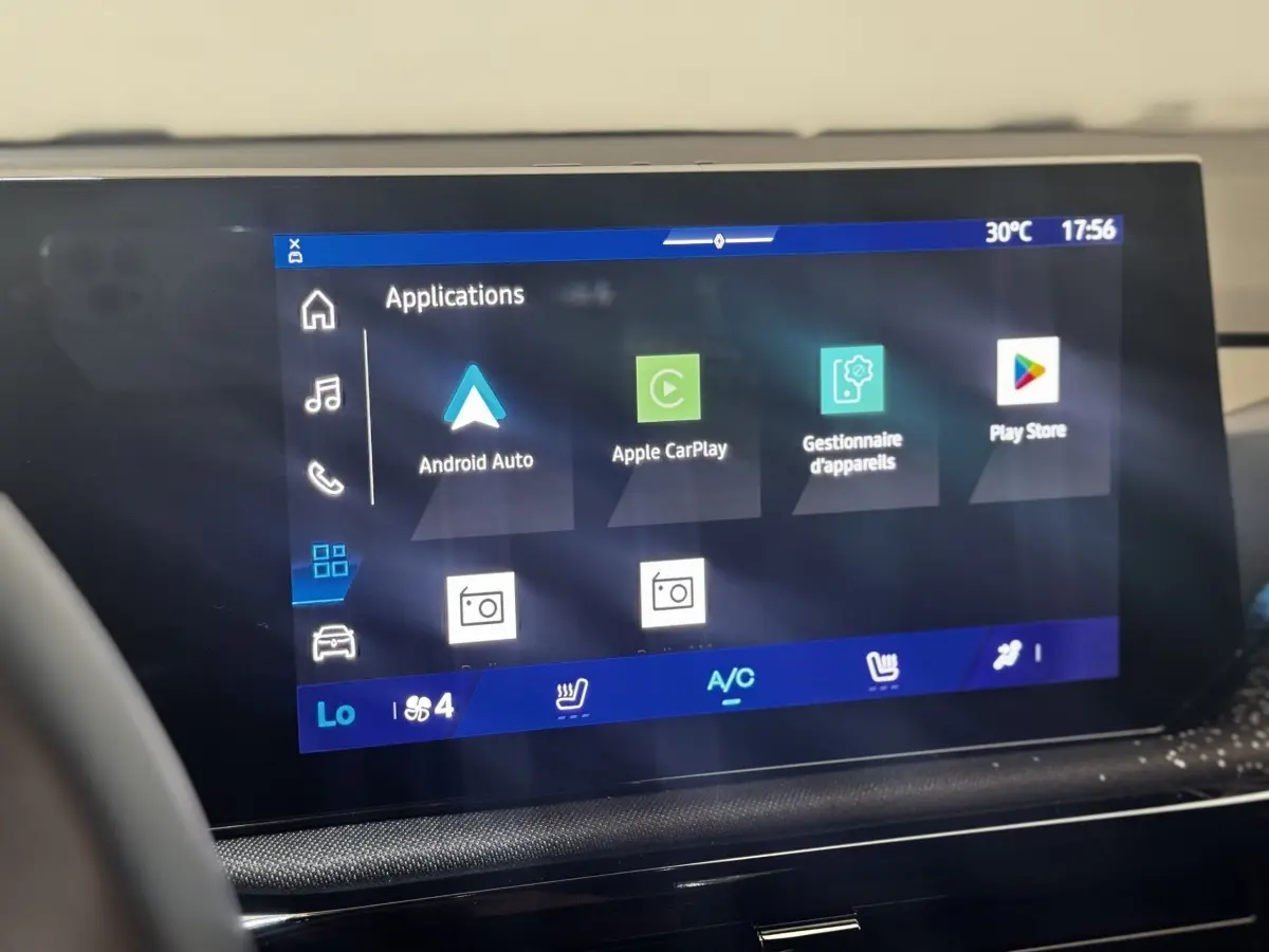 Écran tactile central de la Renault Clio 2026 affichant Android Auto, Apple CarPlay et Play Store, vue intérieure rapprochée.