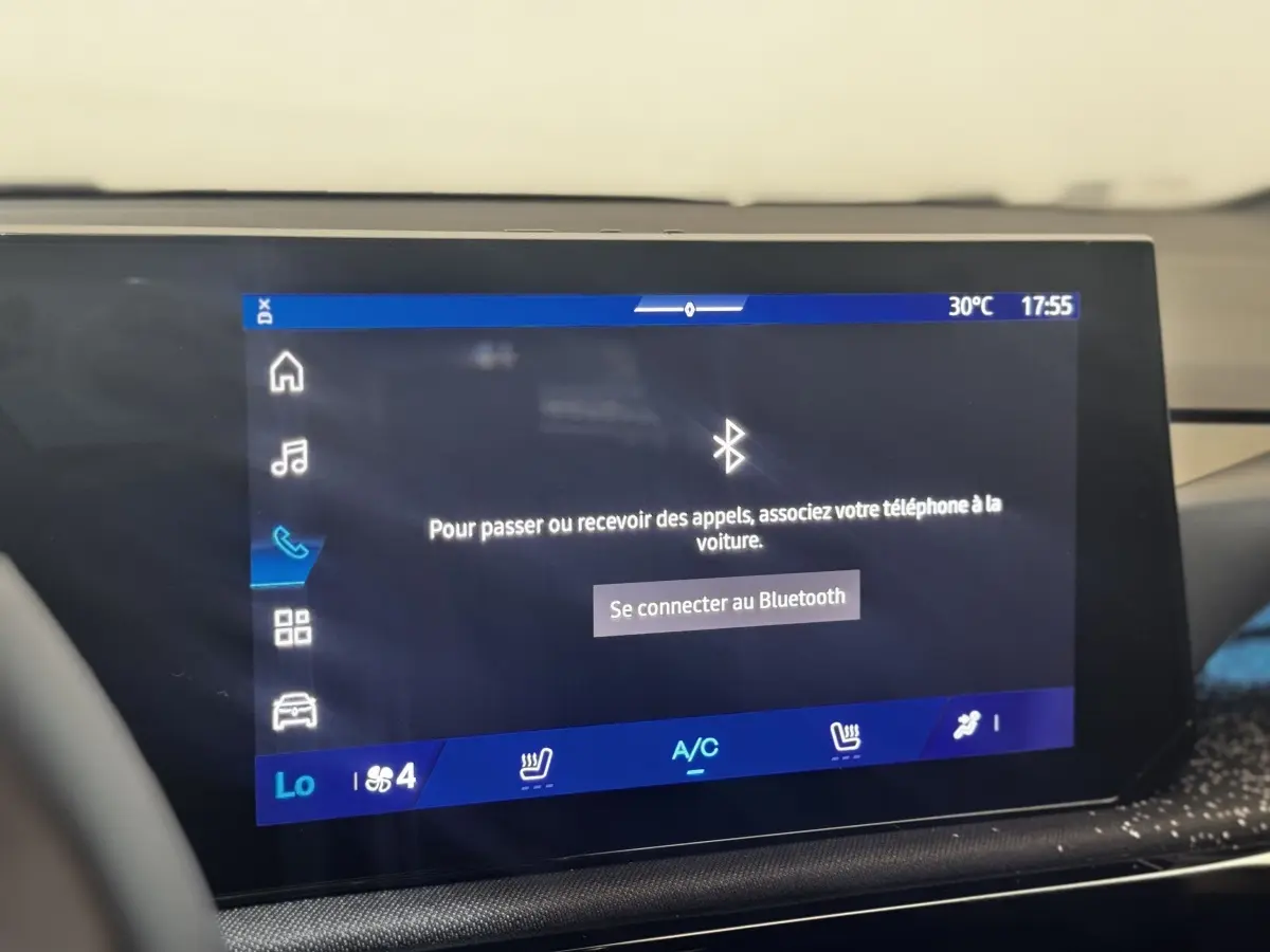 Écran tactile central de la Renault Clio Techno 2026 affichant la connexion Bluetooth et commandes climatisation.