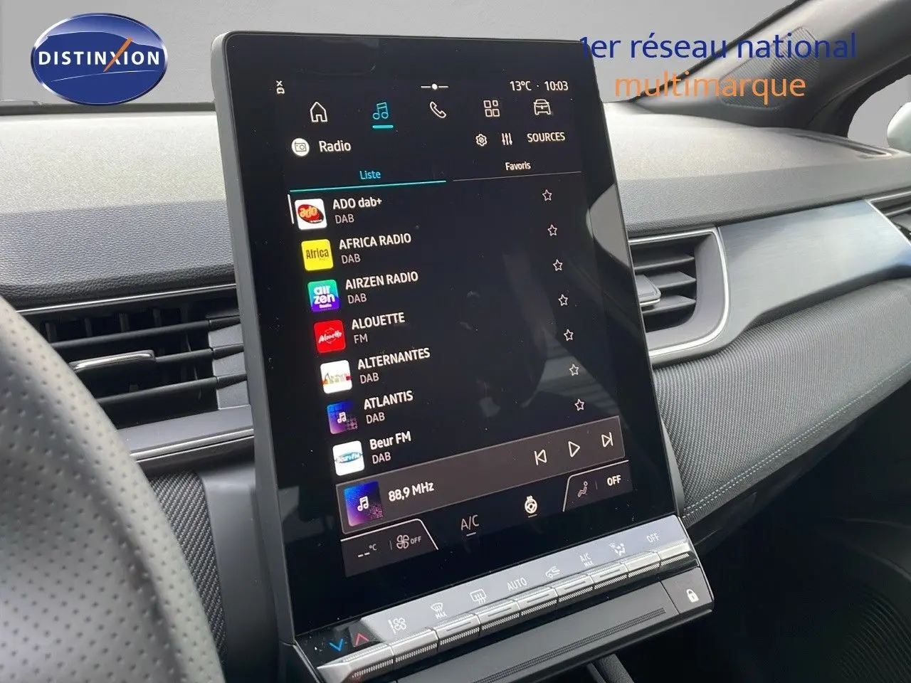 Écran tactile central affichant les stations radio dans l'habitacle moderne du Renault Captur noir étoile 2025.