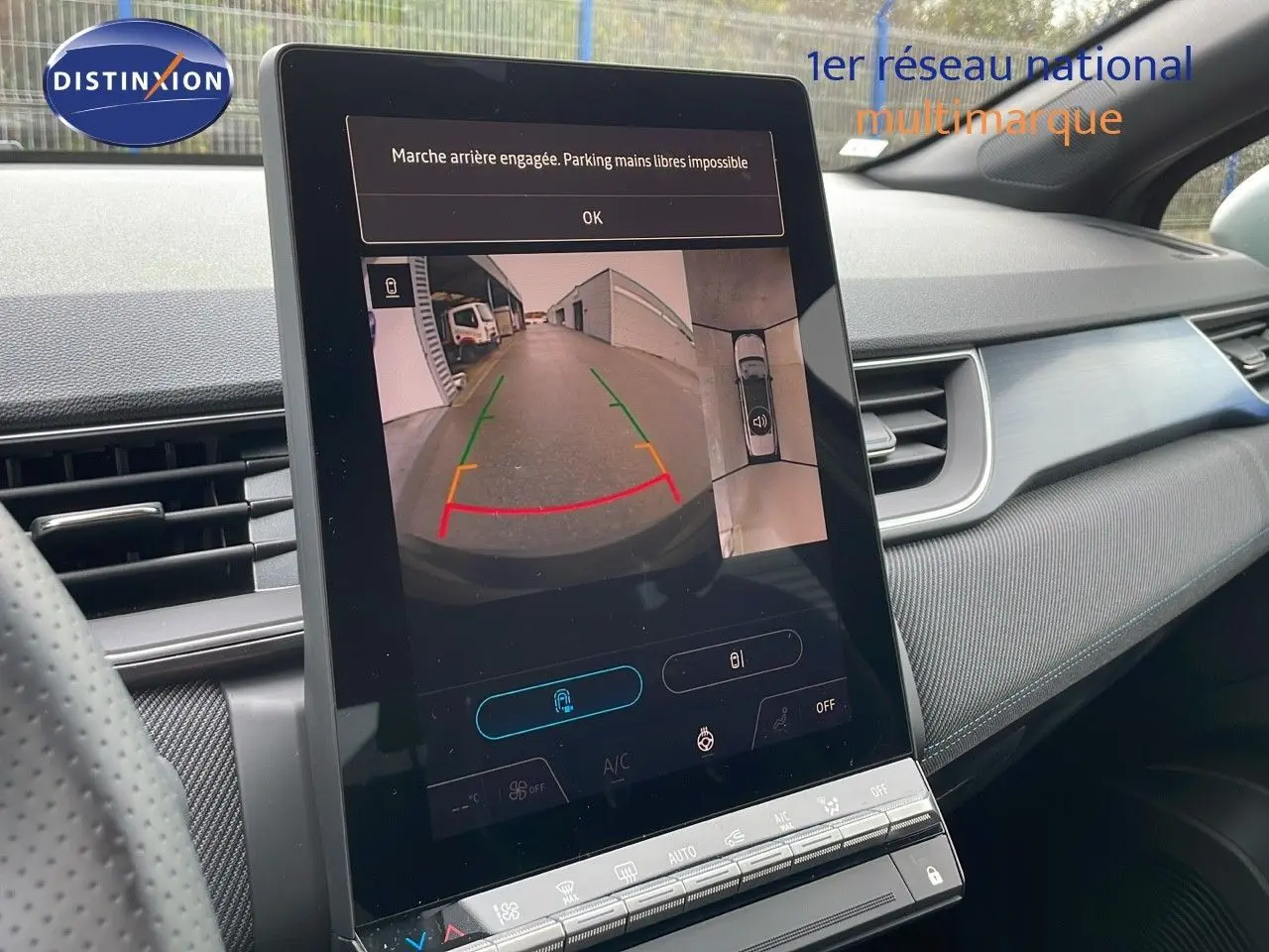 Écran tactile central montrant la caméra de recul dans l’habitacle du Renault Captur noir étoile métal 2025.