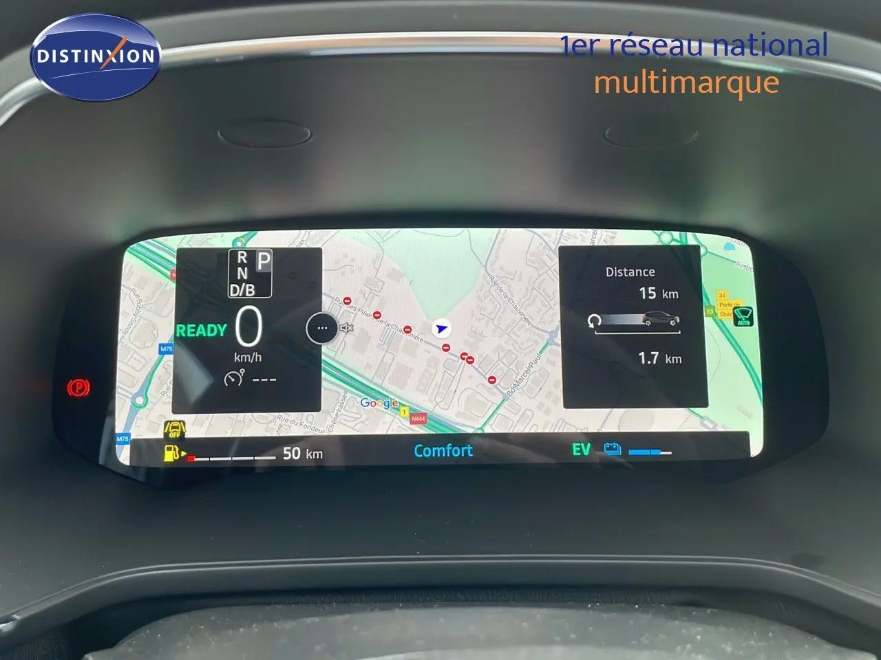 Tableau de bord numérique avec navigation et informations de conduite du Renault Captur E-Tech hybride 2025.
