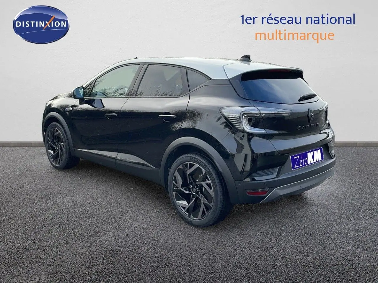 Vue 3/4 arrière droite d'un Renault Captur noir étoile métal avec toit gris et jantes noires en alliage.