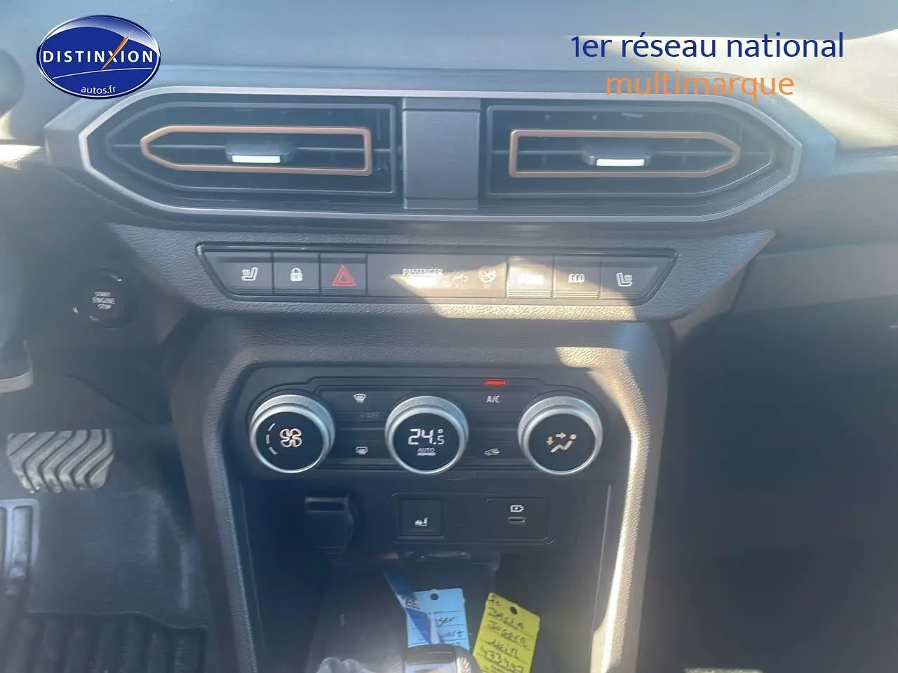 Tableau de bord et console centrale du Dacia Jogger noir nacré, avec commandes climatisation et ventilation visibles de face.