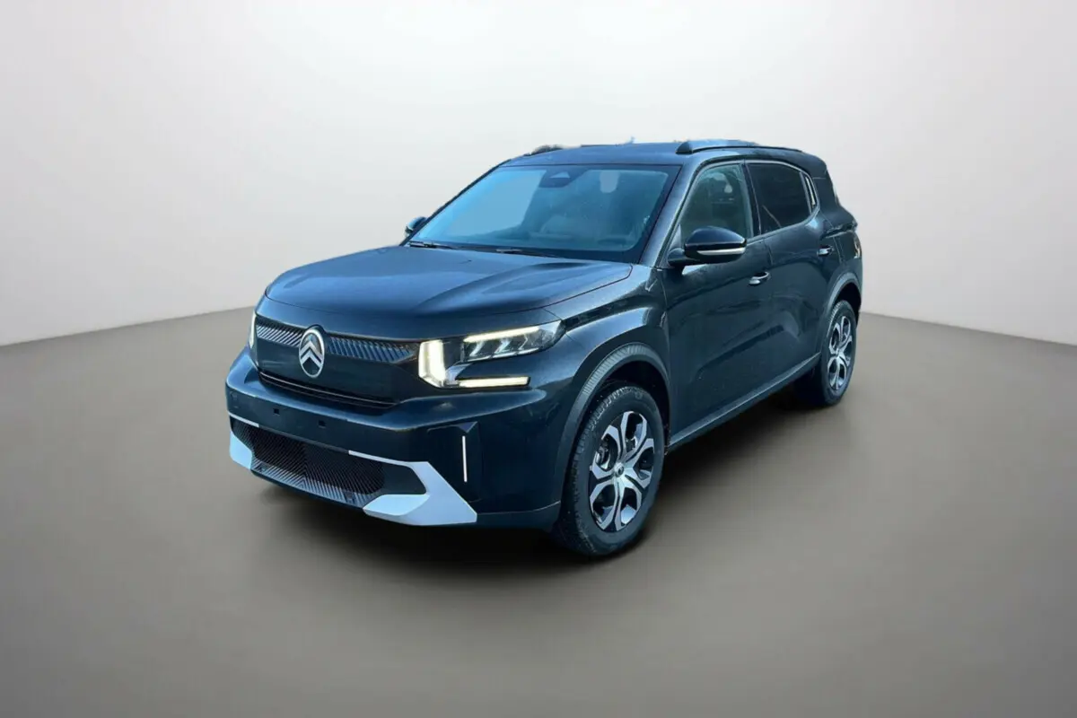 Citroën C3 Aircross noir perla nera vue 3/4 avant avec calandre moderne et feux LED distinctifs.