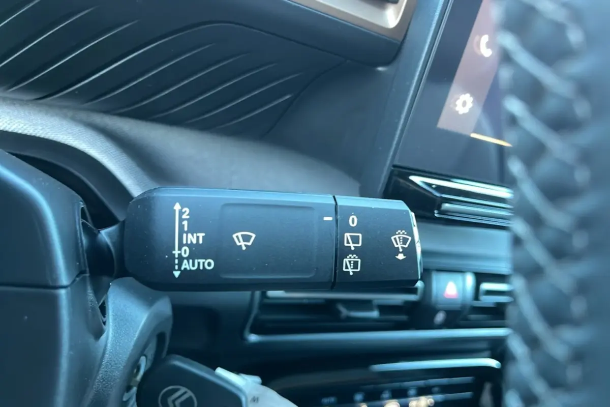 Gros plan sur la commande des essuie-glaces dans l’habitacle noir du Citroën C3 Aircross 2025.