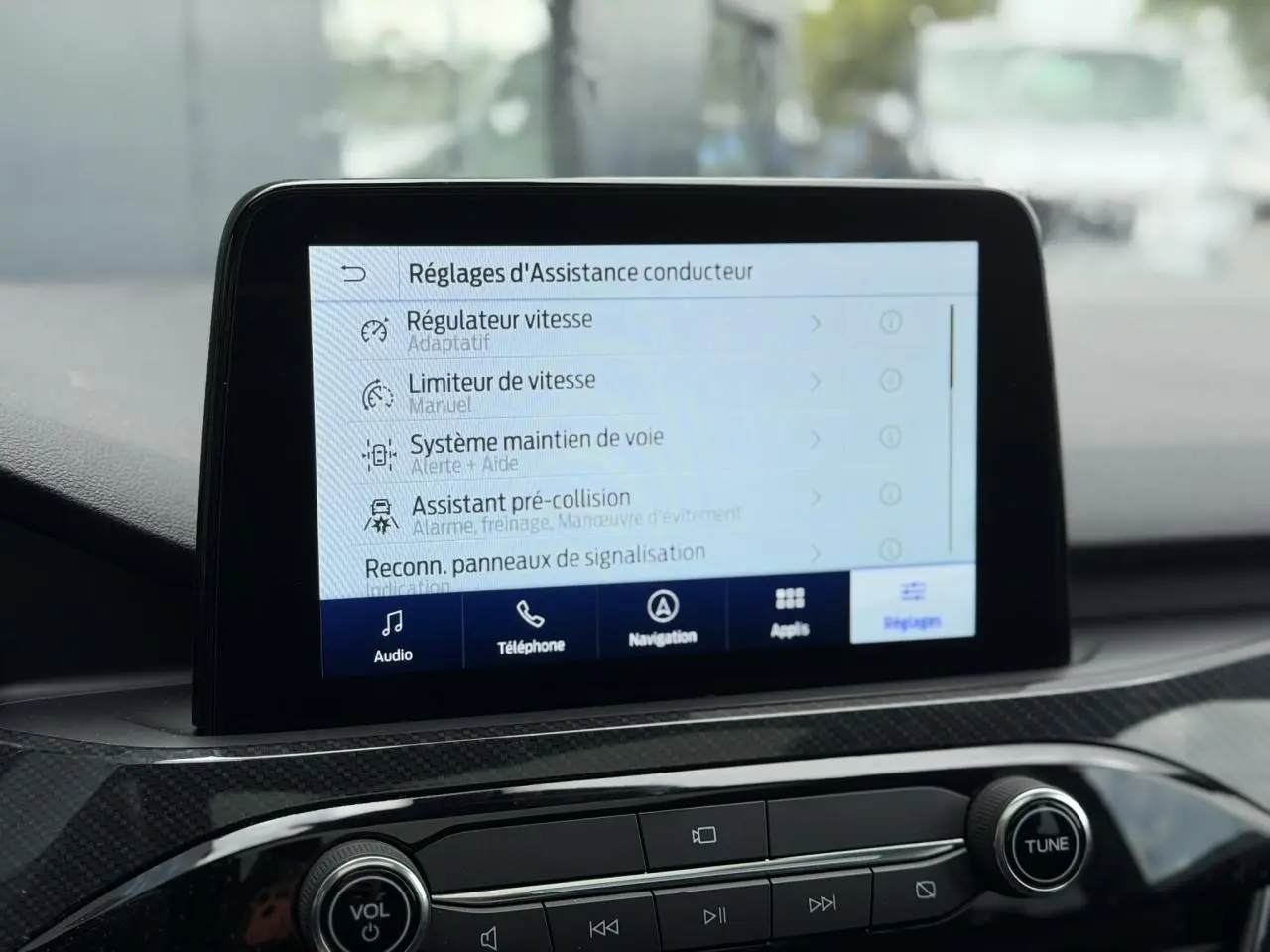 Écran tactile 8 pouces du Ford Kuga noir affichant les réglages d’assistance conducteur dans l’habitacle.