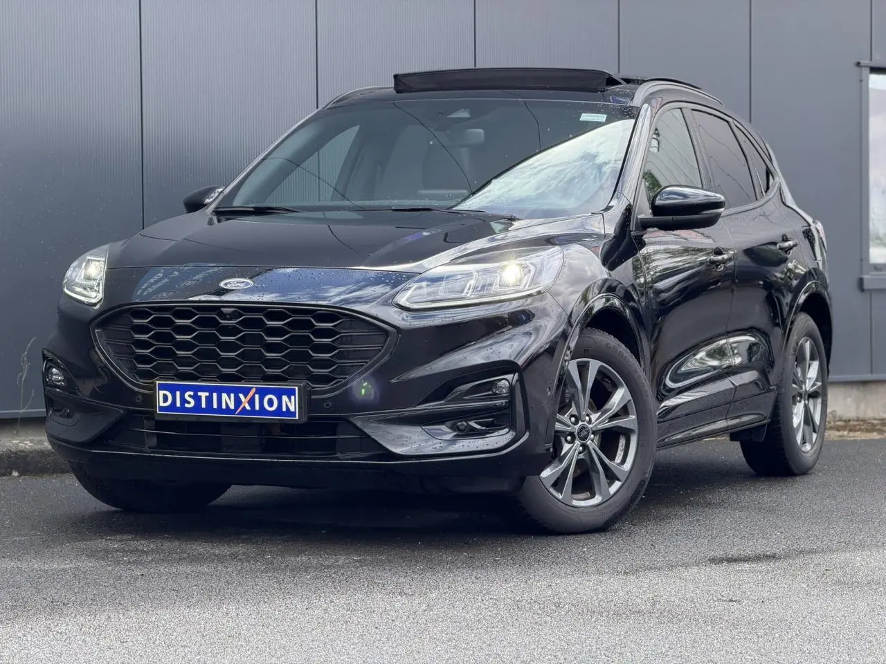 Ford Kuga noir Agathe en 3/4 avant droit avec calandre hexagonale et jantes alliage 18 pouces finition ST-Line