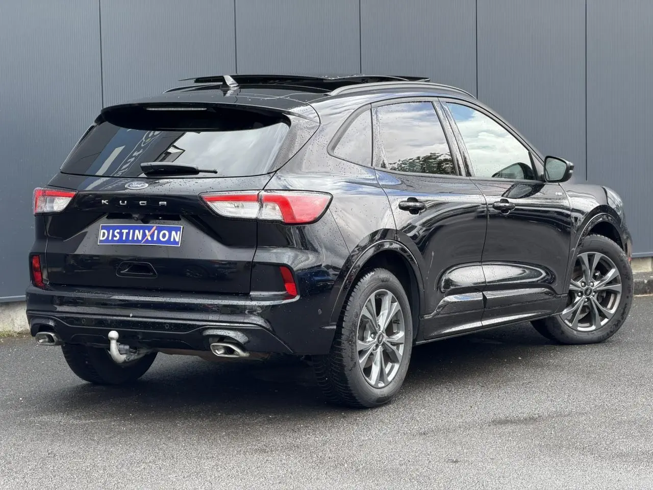 Ford Kuga noir Agathe en 3/4 arrière droit, avec attelage rétractable et jantes alliage 18 pouces finition ST-Line.