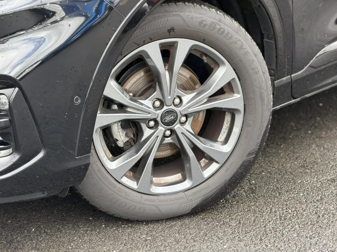 Gros plan sur la roue avant gauche du Ford Kuga noir Agathe avec jante alliage 18 pouces finition ST-Line.