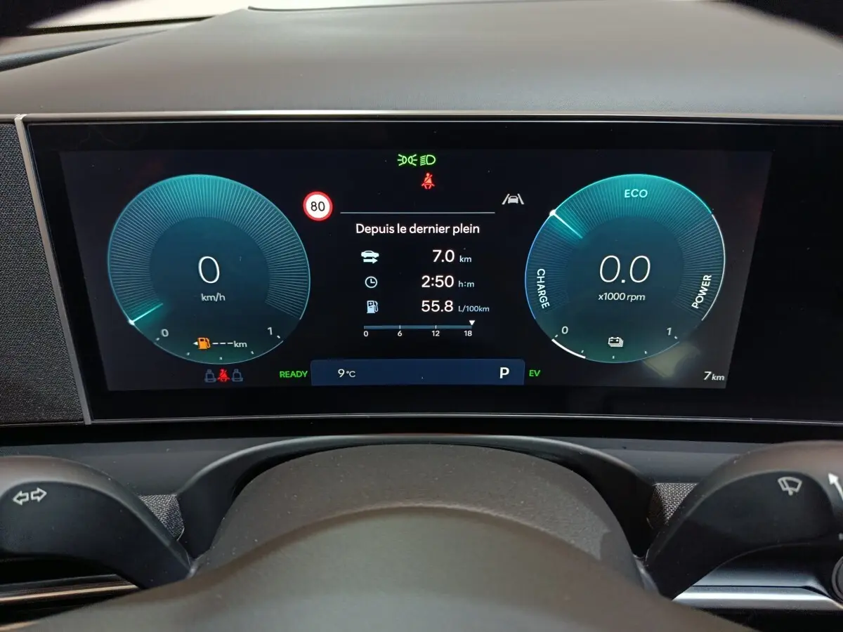 Tableau de bord numérique du Hyundai Tucson 2025, affichage multifonctions avec vitesse et régime moteur en bleu.