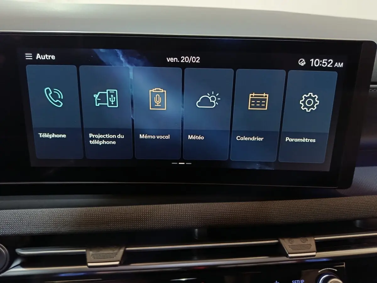 Écran tactile central du Hyundai Tucson 2025 affichant les options téléphone, météo et calendrier, intérieur moderne.