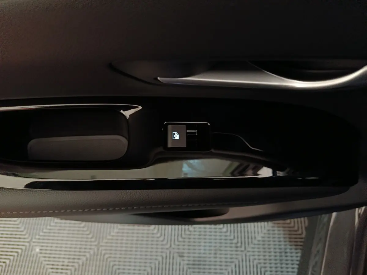 Gros plan sur le bouton de verrouillage des portes côté conducteur du Hyundai Tucson gris foncé 2025.