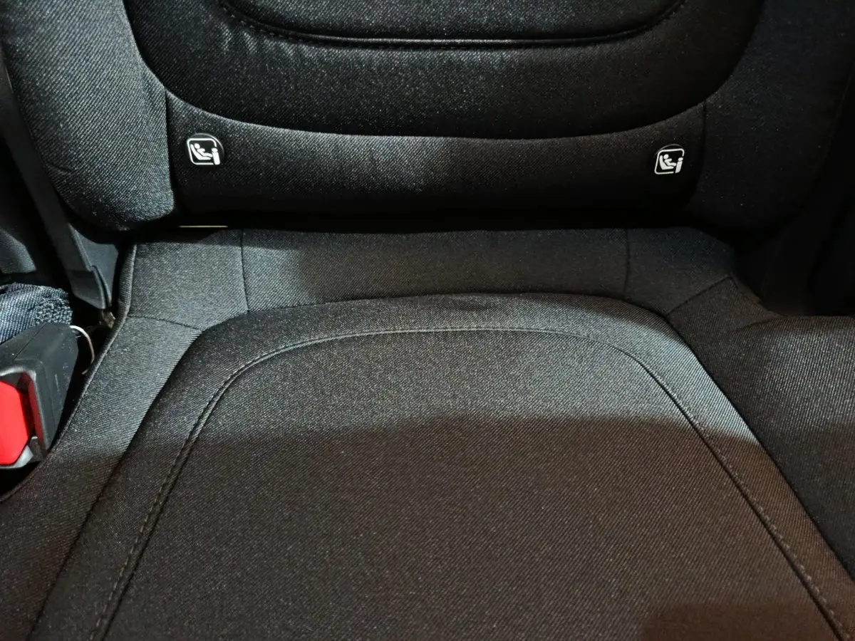 Gros plan sur l'assise arrière noire du Hyundai Tucson 2025 avec fixation Isofix visible sur le dossier.