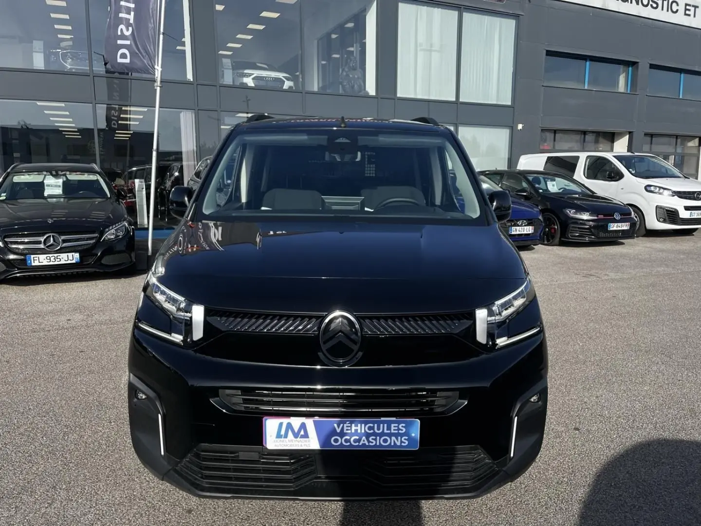 Vue avant d'un Citroën Berlingo MPV N1 noir Perla Nera, avec calandre moderne et phares LED distinctifs.