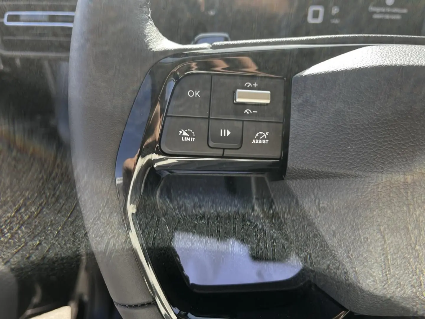 Gros plan sur les commandes de régulateur de vitesse au volant noir du Citroën Berlingo MPV N1 2026.