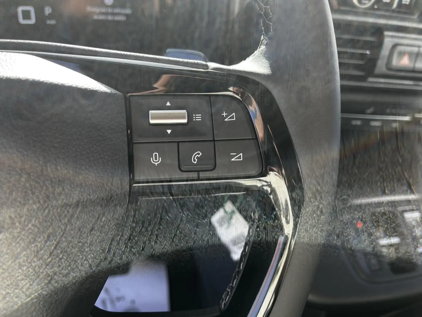 Gros plan sur les commandes du volant noir du Citroën Berlingo 2026, boutons de volume et appel visibles.