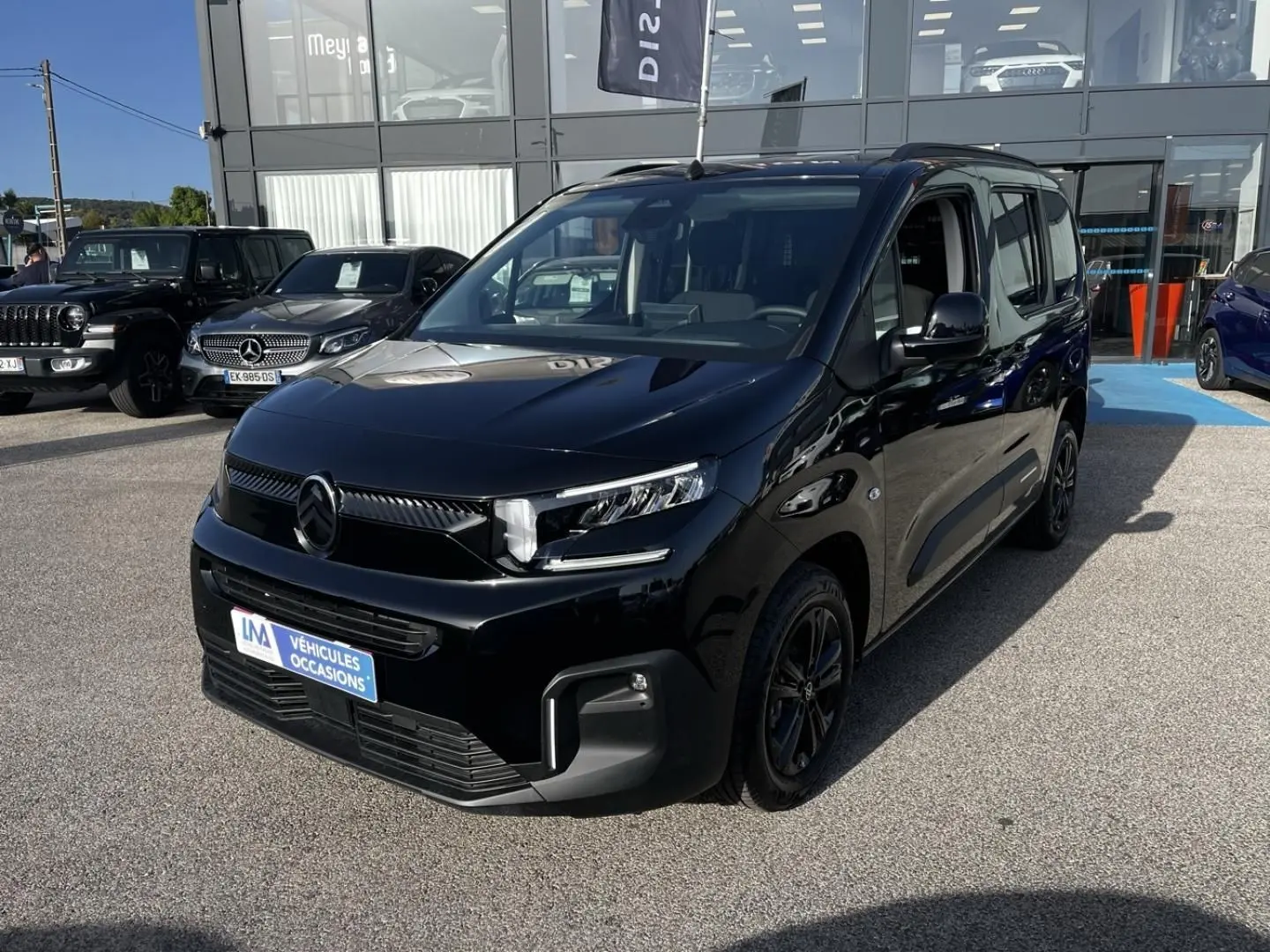 Citroën Berlingo noir Perla Nera, vue 3/4 avant droit, avec calandre moderne et jantes noires.